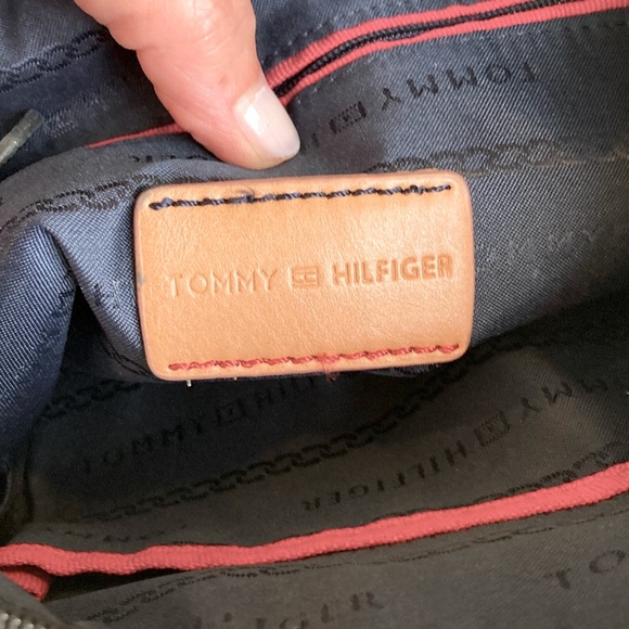 Tommy Hilfiger crossbody. - Picture 12 of 14